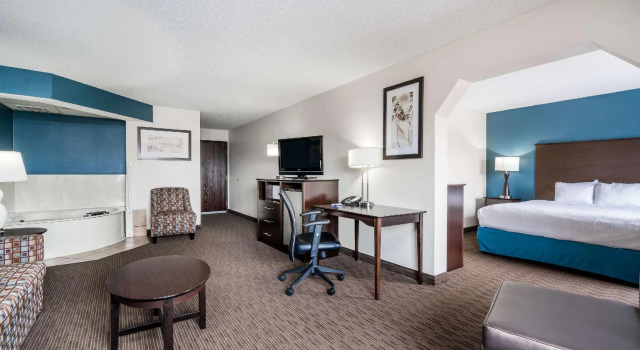 Двухместный люкс c 1 комнатой Baymont by Wyndham Bloomington MSP Airport