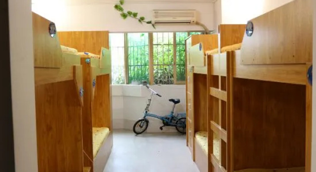 Кровать в общем номере (мужской номер) Xizi International Youth Hostel (Chaoyang Plaza Xiguan Night Market)