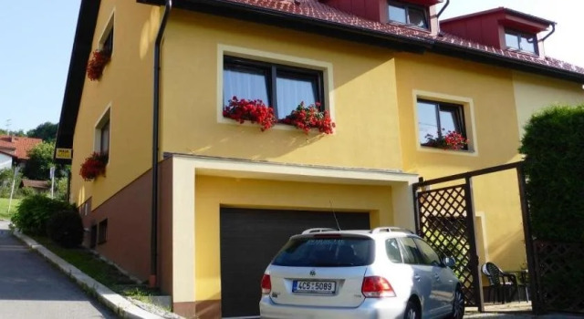 Pension Maja, Забронировать Отель Отели Чески-Крумлов с парковкой, рядом с House of the Dyed Cloth, Парковка