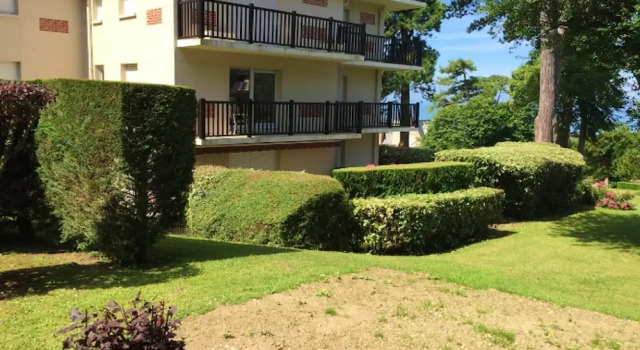 Apartment With 2 Bedrooms in Trouville-sur-mer, With Wonderful sea View, Enclosed Garden and Wifi, Забронировать Апартаменты/квартира Трувиль-сюр-Мер 
