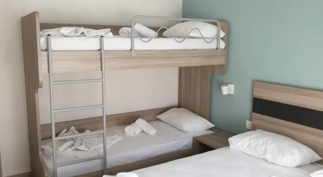 Chriselia 4, Book Hotel  