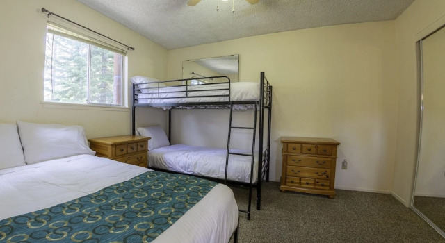 Family Friendly Mountain Escape 3 Bedroom Cabin, Забронировать Дом для отпуска Отели South Lake Tahoe Area с парковкой, Парковка