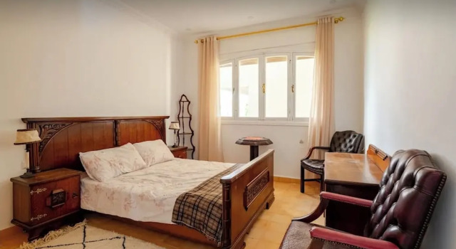 Immaculate 4-bed Villa in Tangier, Rezerwuj Willa Hotele w Tanger-Tetouan z parkingiem, Parking