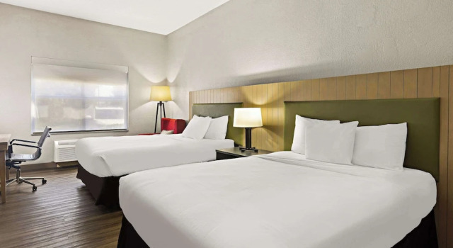 Четырёхместный номер Standard Country Inn & Suites by Radisson, Hinesville, GA