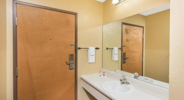 Четырёхместный номер Standard Super 8 by Wyndham Farmington