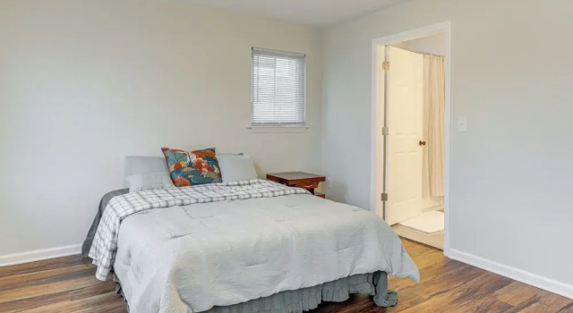 Louisville Charm Near the Derby: Apt w/ Yard!, Забронировать Апартаменты/квартира Луисвилл Louisville Metropolitan Area, рядом с Germantown Square Shopping Center