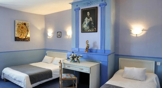 Трёхместный номер Standard Logis Hostellerie Du Cheval Blanc