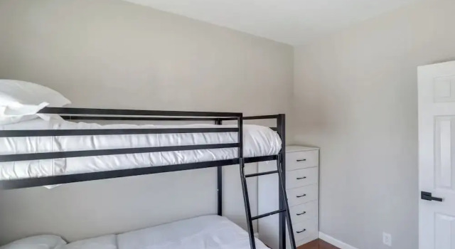7 Mi to Fremont Street: Spacious Vegas Home!, Забронировать Дом для отпуска Коттеджи Лас-Вегаса, Коттедж