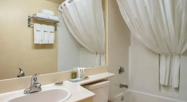 Люкс Travelodge Suites by Wyndham Regina - Eastgate Bay