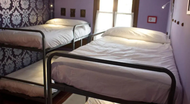 Кровать в общем номере Hotel Rural Cuartamenteru
