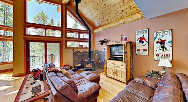 The Treehouse: 2 Living Areas & Private Hot Tub 4 Bedroom Home