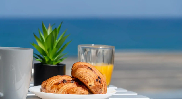 Люкс c 1 комнатой с балконом и с видом на море ELEANA Beach Suites