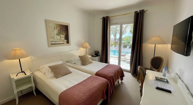 Двухместный номер Standard с видом на бассейн Auberge du Rédier - Logis Hôtels