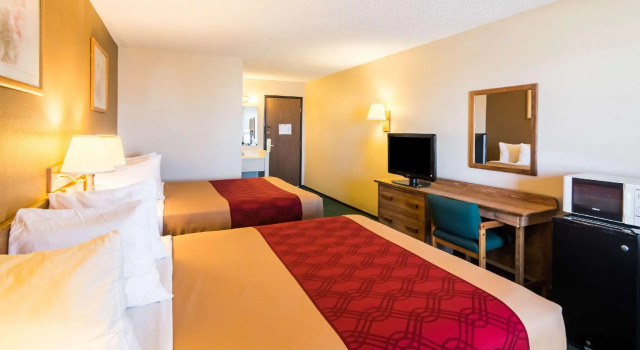 Четырёхместный номер Standard Econo Lodge Dumas