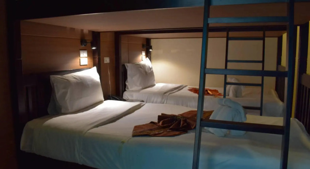 Кровать в общем номере The Wave Patong Boutique Hotel