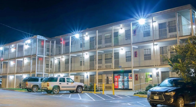 Кровать в общем номере Studio 6 San Antonio, TX - Lackland AFB