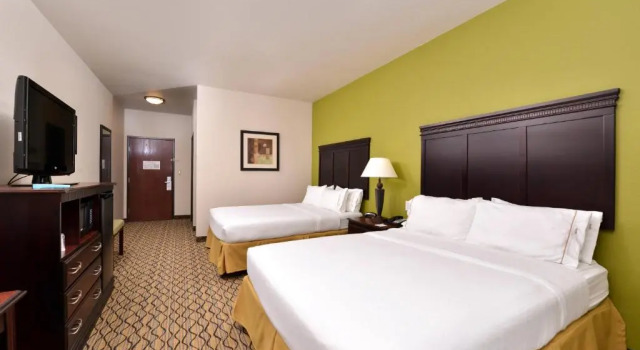 Четырёхместный номер Standard Holiday Inn Express Hotel & Suites Sherman Highway 75 by IHG