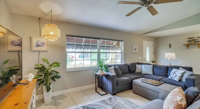 Lovely Merritt Island Home w/ Kayak + Fire Pit!, Varaa Hotelli Hotellit Space Coast pysäköinnillä, Pysäköinti