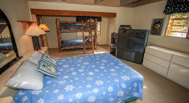 Summit Comfort-1571 by Big Bear Vacations, Varaa Lomakoti Hotellit Big Bear Lake pysäköinnillä, Pysäköinti