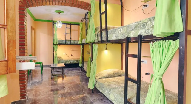 Кровать в общем номере Charming Nerja Hostel