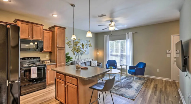 Апартаменты с 3 комнатами с балконом Ideally Located & Elegant Condo w/ Balcony!