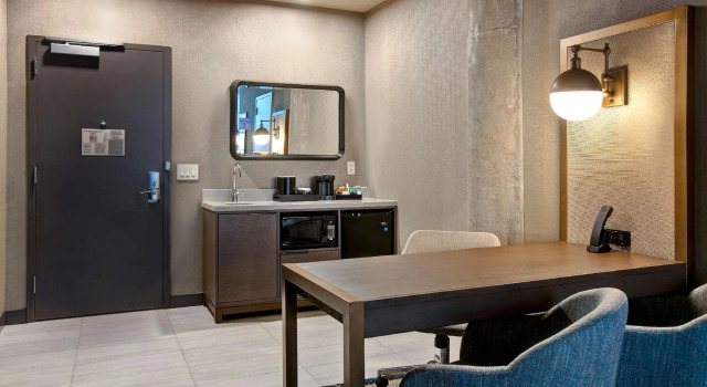 Четырёхместный люкс с 2 комнатами Embassy Suites By Hilton Rockford Riverfront