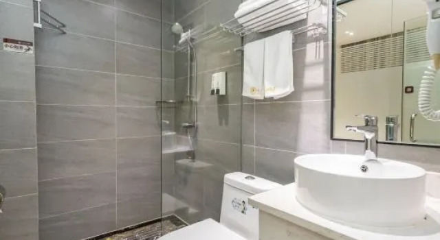 Кровать в общем номере Celebrities Hotel (Yuchai Branch of Yulin Railway Station)