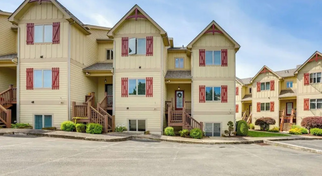 < Half-mi to Lake: Townhome w/ Hot Tub in Mchenry!, Забронировать Апартаменты/квартира Апартаменты Мак-Генри, рядом с Funland, Апартаменты/квартира
