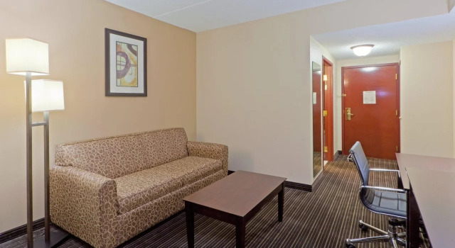 Holiday Inn Express Suites Charleston, An Ihg Hotel, Rezerwuj Hotel Charleston Zachodnia Wirginia
