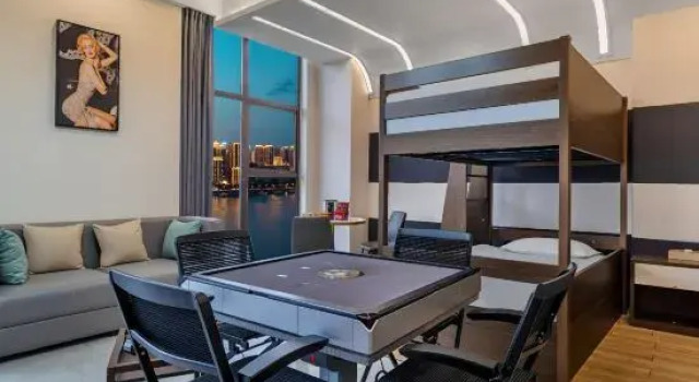 Кровать в общем номере с видом на реку Geluoniya Theme Hotel (Chongqing Jiangbeizui Financial City)