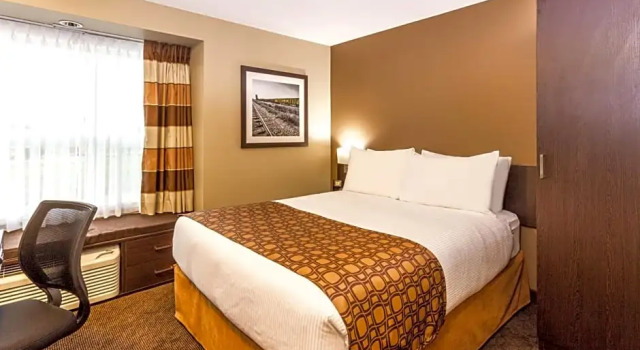 Двухместный люкс c 1 комнатой Microtel Inn & Suites by Wyndham Whitecourt