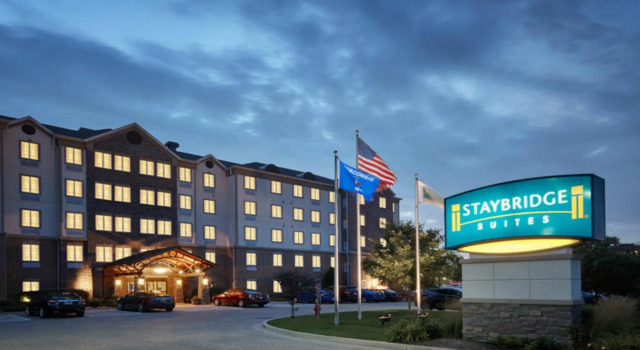 Кровать в общем номере Staybridge Suites Milwaukee Airport South by IHG