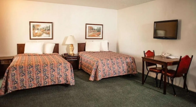 Четырёхместный номер Comfort Wayfarer Inn Woodward