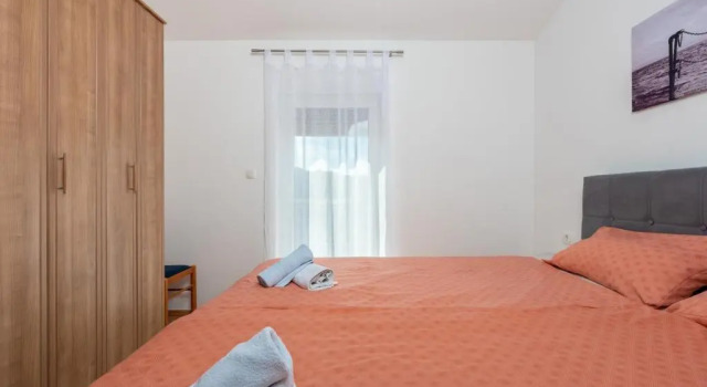 Holiday House Dora, Забронировать Отель Отели Рипенда Вербанси с бассейном, Бассейн