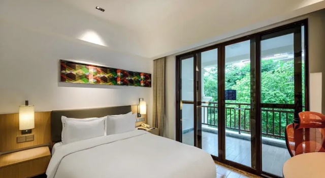 Двухместный номер Standard с балконом и с видом на сад Holiday Inn Express Haikou West Coast by IHG