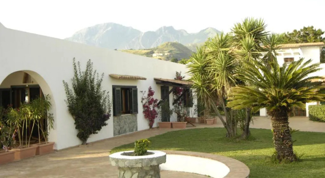 Четырёхместный номер Standard Villa Sangineto Resort