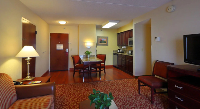 Четырёхместный люкс Hampton Inn & Suites Charlottesville at the University