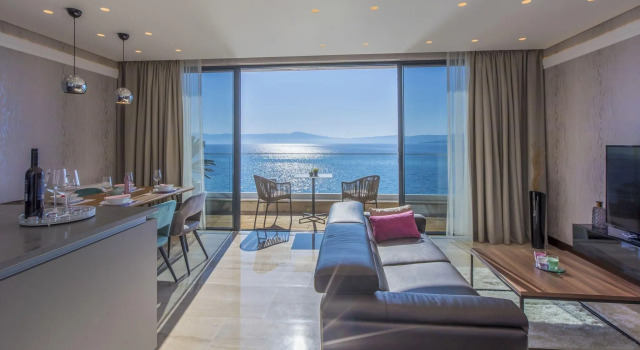 Luxury apartment with private swimming pool ,15m distant from the beach, Забронировать Апартаменты/квартира Отели Приморско-Горанской жупания с парковкой, Парковка