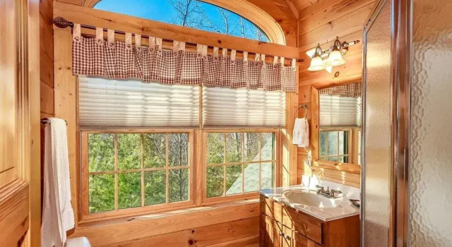 Among The Clouds - 4 Br cabin by RedAwning