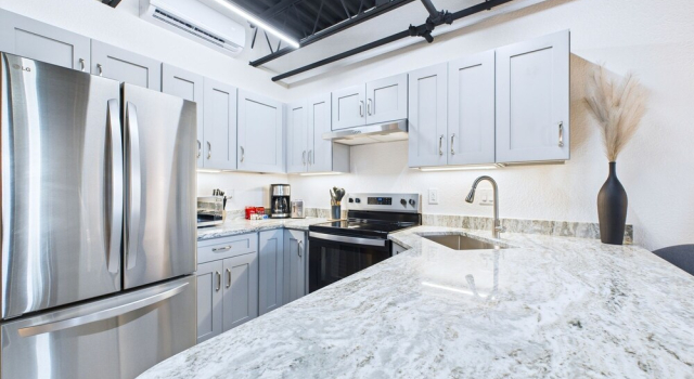 Sleek Coastal Loft Close to Port Beach -unit 205, Varaa Huoneisto Cape Canaveral Space Coast