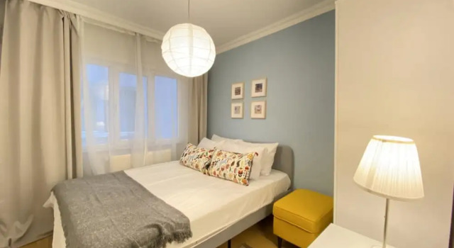 Charming and Central Flat with Balcony in Beyoglu, Забронировать Отель Бейоглу Стамбул, рядом с Галатасарайский лицей