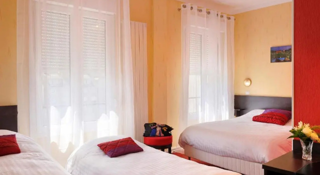 Четырёхместный номер Standard Logis Hôtel Des Châteaux De La Loire