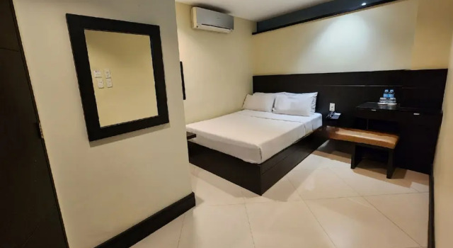 Номер Classic Green Glass Hotel