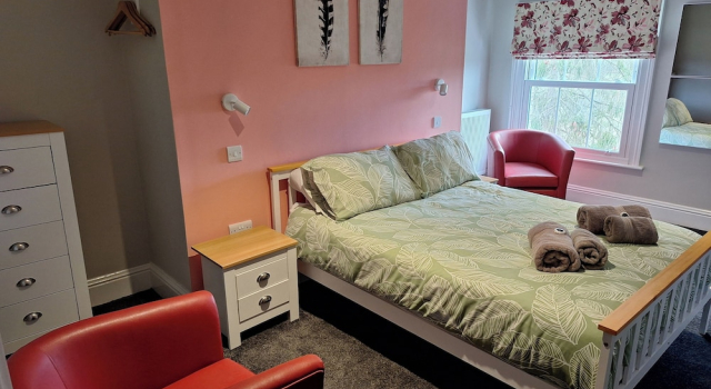 Comfortable Double Room with Bath, Забронировать Гостевой дом Отели High Weald с парковкой, Парковка