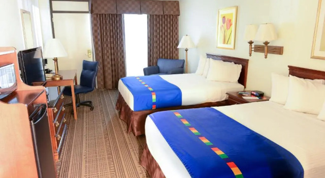 Четырёхместный номер Standard Park Inn By Radisson Sharon