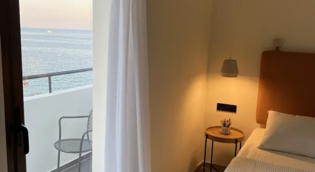 Четырёхместный номер Deluxe с балконом Yria Hotel