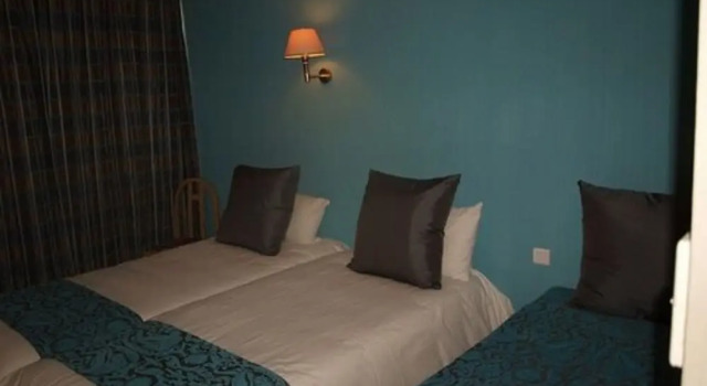 Supérieure triple chambre Logis NIMOTEL Hôtel Cosy