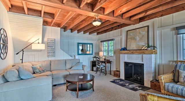 Waterfront Petoskey Cottage w/ Deck + Grill!, จอง บ้านพักตากอากาศ Conway. สหรัฐอเมริกา