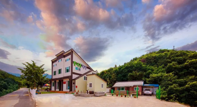 Samcheok Kotnaeum Pension, Boek Hotel Hotels in Gangwon-Do met parkeren, Parkeren