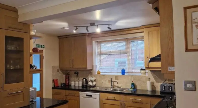 Коттедж Hereford City - Goldcrest House - 4 Bedroom House With Parking, Located Very Close To City Centre & River Wye - Sleeps Up To 6 Guests - Hosted by RENTMYHOUSE